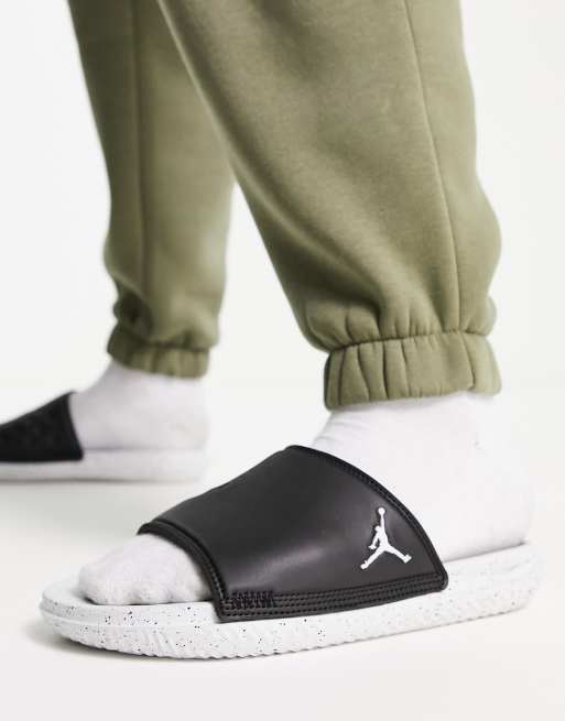 Jordan - Play - Sorte og hvide sliders