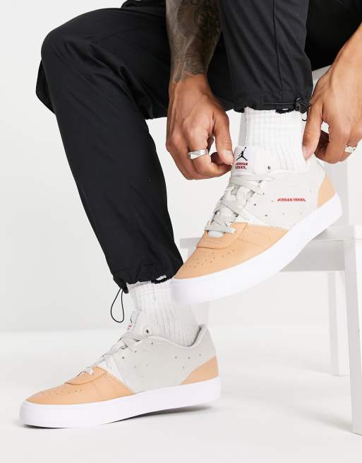 Jordan – Series ES – Sneaker in Steingrau/Praline mit niedrigem Schaft, 3 von 4