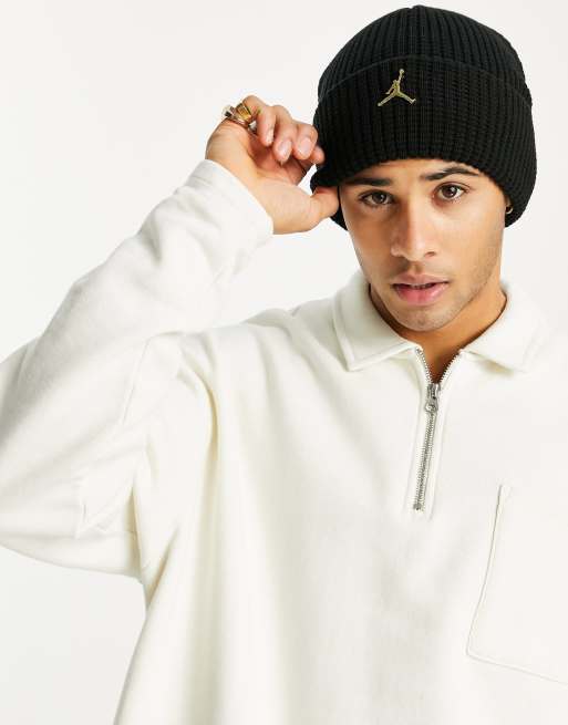 Jordan - Utility-beanie met metalen logo in zwart/goud