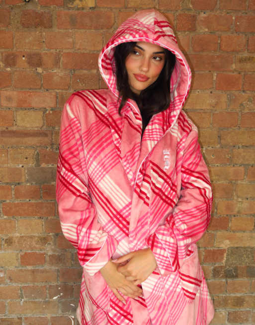 Juicy Couture bata de felpa con cinturón Lottie en estampado de cuadros rosa, 2 de 4