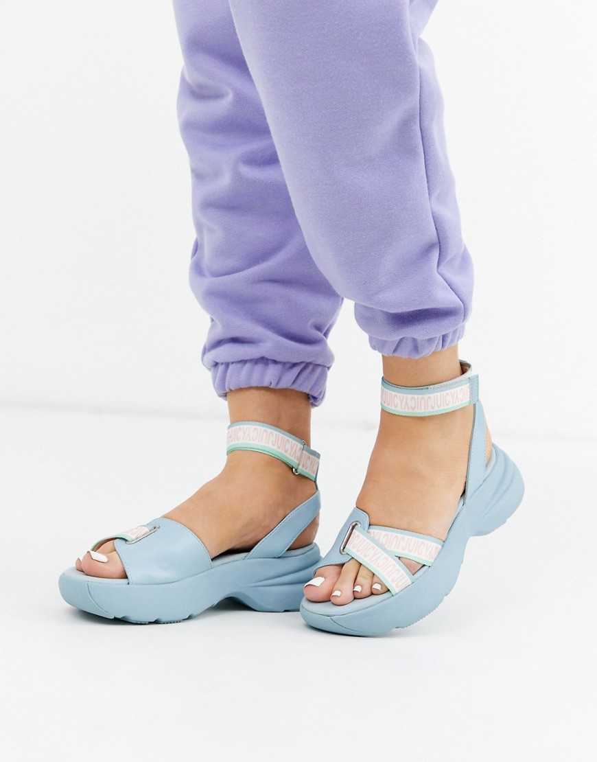 Juicy Couture – Blå grova flatform-sandaler med logga
