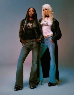 Juicy Couture - Bootcut-Jeans in Schwarz mit mittelhohem Bund und Strass-Logo