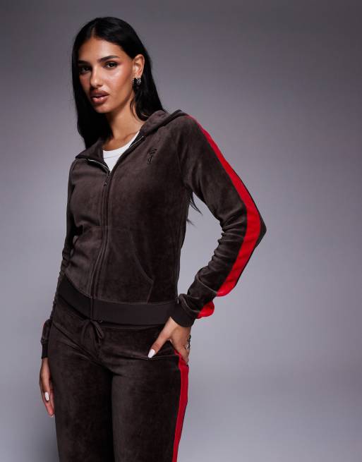 Juicy Couture – Brązowo-czerwony zestaw w paski z zapinaną na zamek bluzą z kapturem i logo, 2 z 3