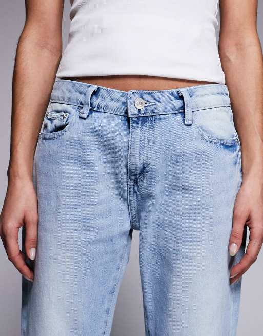 Juicy Couture – Eng geschnittene Jeans in hellblauer Waschung mit niedrigem Bund und Strass-Logo, 4 von 5