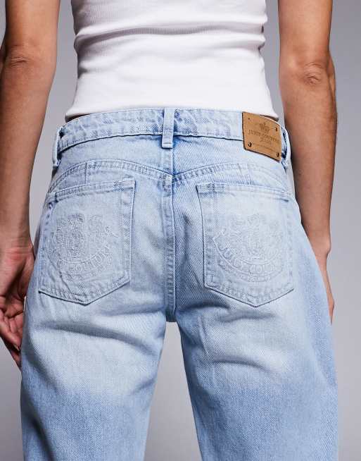 Juicy Couture – Eng geschnittene Jeans in hellblauer Waschung mit niedrigem Bund und Strass-Logo, 5 von 5