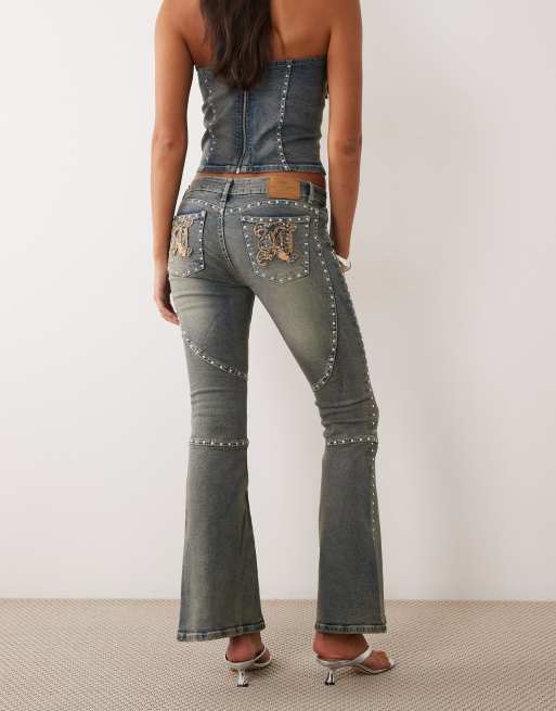 Juicy Couture ensemble jean évasé taille basse à clous en bleu délavé moyen, 3 de 5