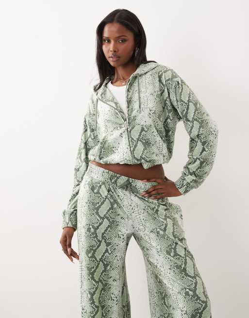 Juicy Couture Exclusive – Zielony welurowy zestaw z wężowym wzorem: zapinana na zamek bluza z kapturem i joggersy z szerokimi nogawkami, 3 z 3