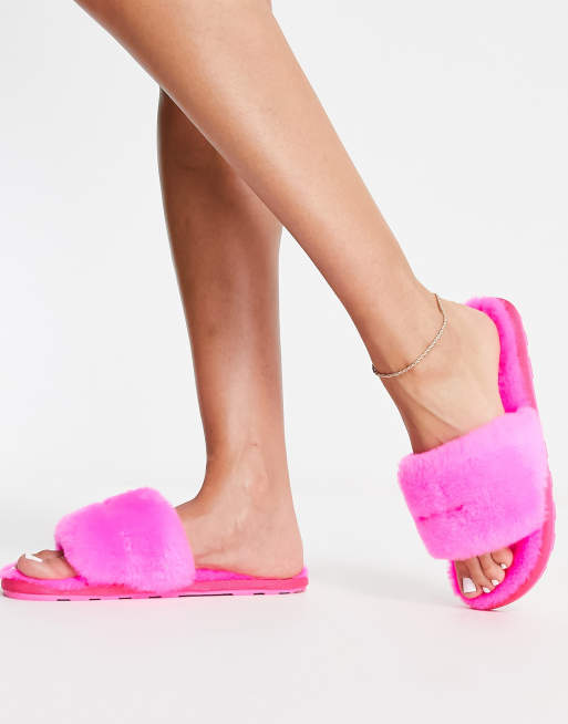 Hot pink 2025 fluffy sliders