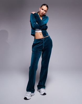 Juicy Couture - Gerade geschnittene Velours-Jogginghose in kräftigem Blaugrün, Kombiteil, exklusiv bei ASOS