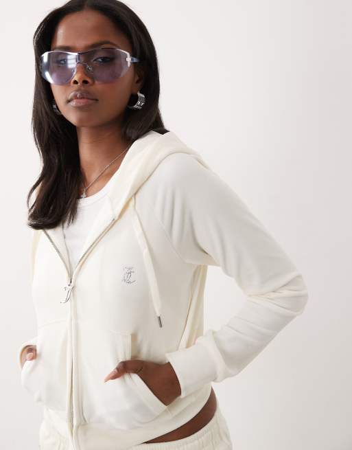 Juicy Couture - Co-ord set van hoodie van velours met rits en omlijnd logo met siersteentjes, short en joggingbroek in wit, 2 van 4