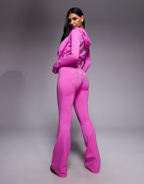 Juicy Couture – Jaskraworóżowe welurowe joggersy z niskim stanem ściągane na sznurek z logo ze dżetów, część zestawu - view 1