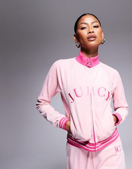 Juicy Couture – Jasnoróżowa welurowa bluza w uczelnianym stylu zapinana na zamek, część zestawu