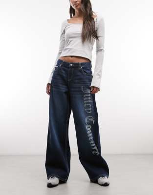 Juicy Couture - Jeans in mittelblauer Waschung mit weitem Bein, mittelhohem Bund und Strassverzierung