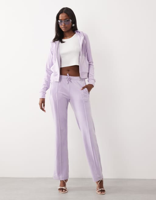 Juicy Couture - Conjunto lila de joggers y sudadera de velour con capucha, cremallera y logo delineado de strass, 2 de 3