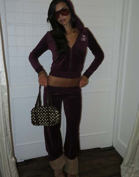 Juicy Couture Robyn bluza z kapturem zapinana na zamek z logo script rebelle w kolorze wine - view 1