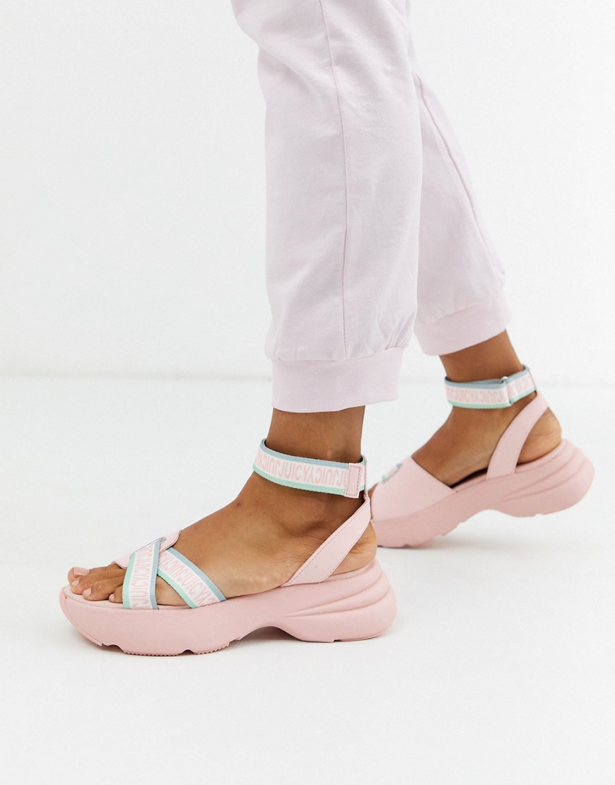 Juicy Couture – Rosa grova flatform-sandaler med logga