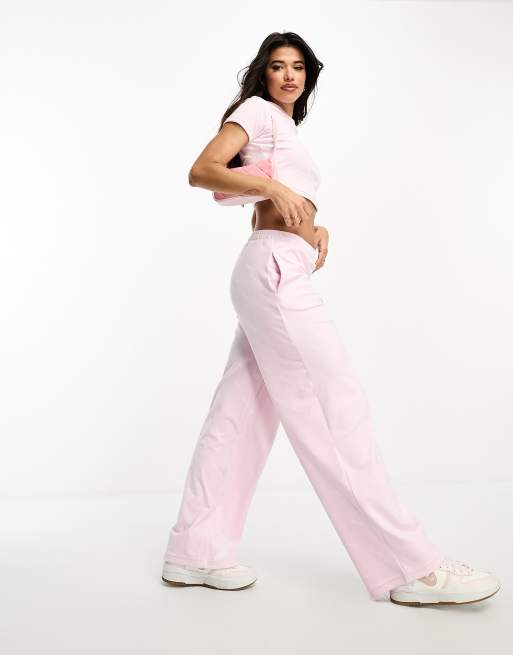 Juicy Couture – Różowe welurowe joggersy z prostymi nogawkami w tłoczony wzór, część zestawu