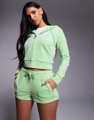 Juicy Couture - Shorts aus Velours in Limettengrün mit Strasslogo und Kordelzug, Kombiteil