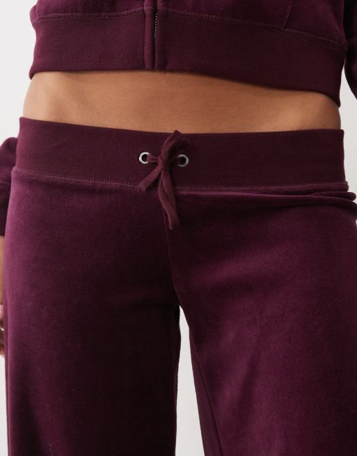 Juicy Couture spodnie jogger o prostych nogawkach z logo script rebelle w kolorze wine, 4 z 5