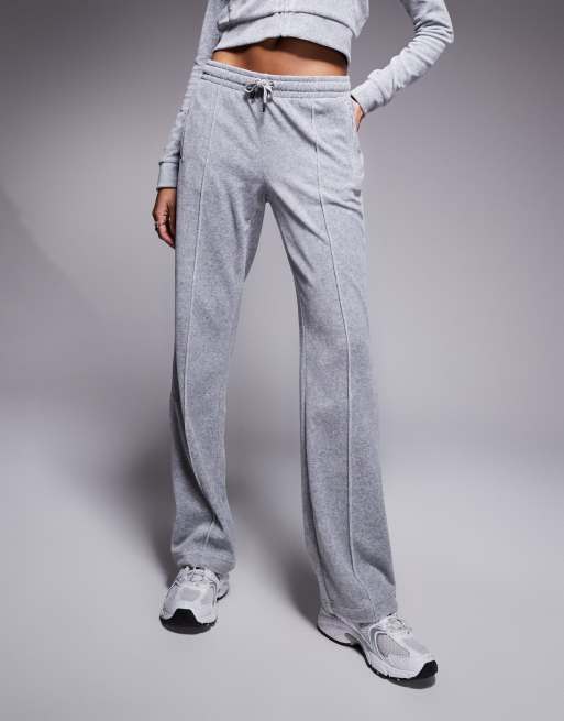 Juicy Couture – Velours-Jogginghose in Grau mit Strass-Logo, Kombiteil , 4 von 5