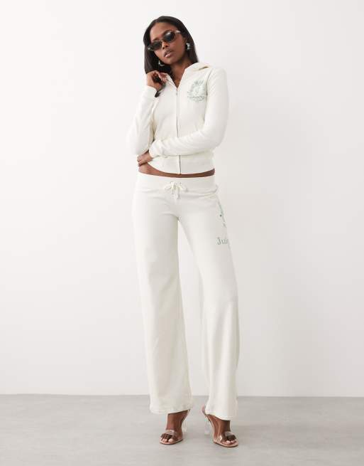 Juicy Couture – Velours-Kapuzenjacke in Cremeweiß mit Strass-Logo, Kombiteil, 4 von 6