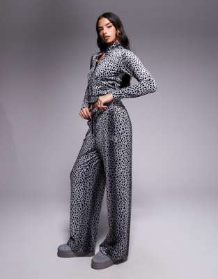 Juicy Couture x ASOS - Exklusive Jogginghose mit farblich abgestimmtem schwarzem Gepardenmuster, Kombiteil-Grau