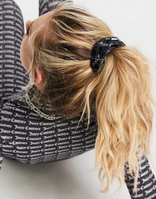 Juicy Couture x ASOS - Scrunchie van velours met monogramprint in zwart, 4 van 4