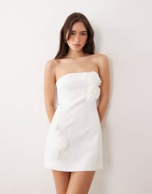 JW PEI - Elegantes, geformtes, trägerloses Minikleid in Weiß mit Ansteckblumen-Applikation