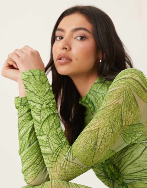 JW PEI - Grøn langærmet midaxikjole i transparent mesh med sommerfugleprint, 4 af 4