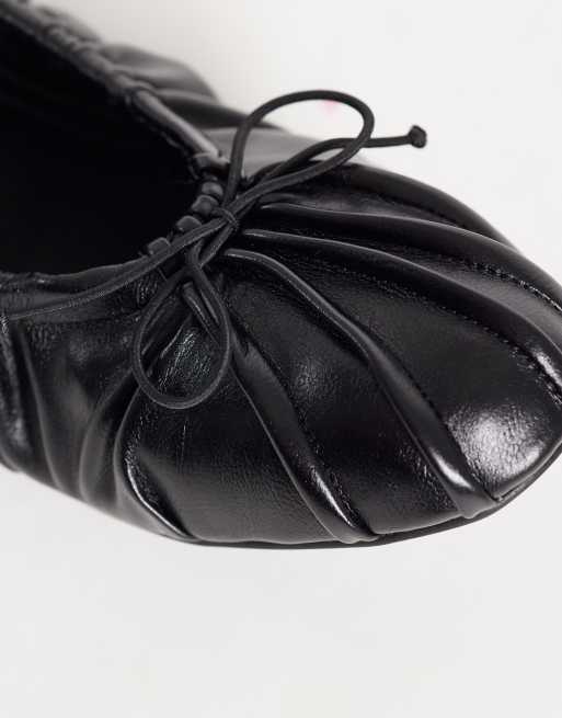 JW PEI Solenne bailarinas fruncidas con cordón ajustable en negro, 2 de 5