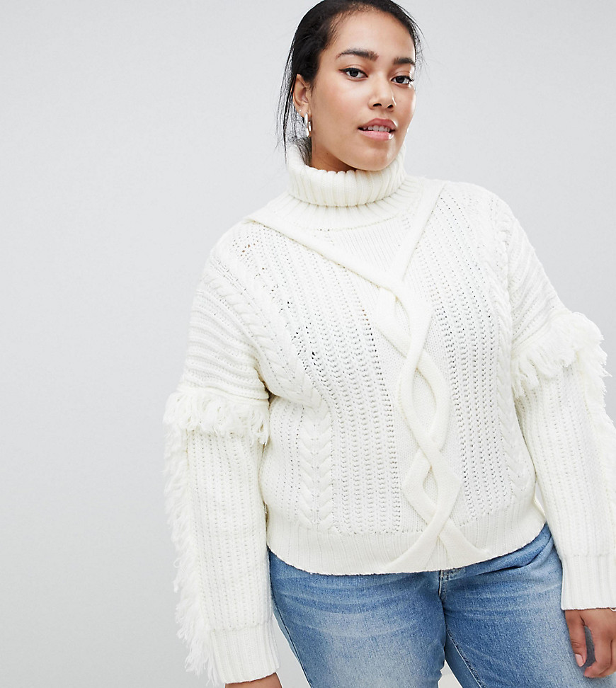 Kabelstrikket sweater med rullekrave med kvastdetalje fra Urban Bliss Plus-Creme