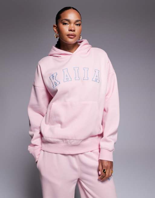 Kaiia – Babyrosa och blått set med broderad logga med huvtröja i oversize och mjukisbyxor med vida ben, exklusivt hos ASOS, 2 av 3