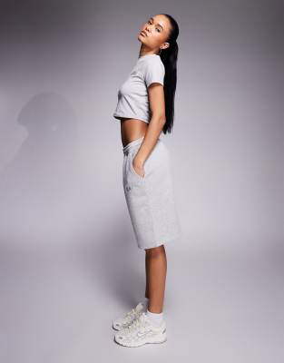 Kaiia - Bestickte Longline-Sweatshorts mit hohem Baumwollanteil in meliertem Dunkelgrau und Logo-Stickerei, Kombiteil-Bu...
