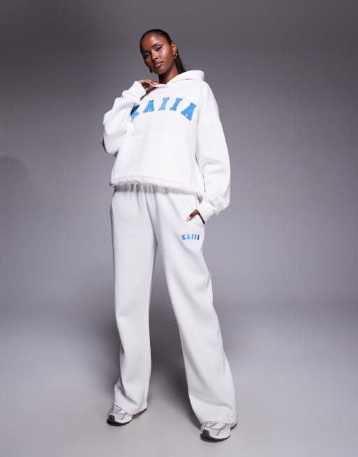 Kaiia – Biało-niebieski bogaty w bawełnę zestaw z haftowanym logo: bluza oversize z kapturem i joggersy z szerokimi nogawkami, 2 z 3