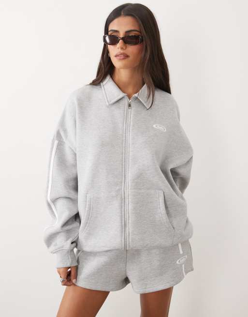 Kaiia – Jasnoszary zestaw bogaty w bawełnę z haftowanym logo: zapinana na zamek bluza oversize z kołnierzem i lampasami i szorty, 3 z 3