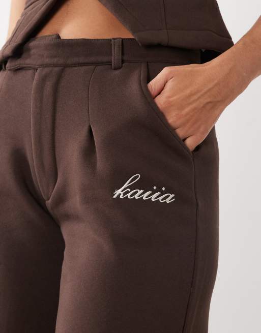 Kaiia bomuldsrige broderede joggers med brede ben og pintuck i chokolade, del af sæt, 2 af 5