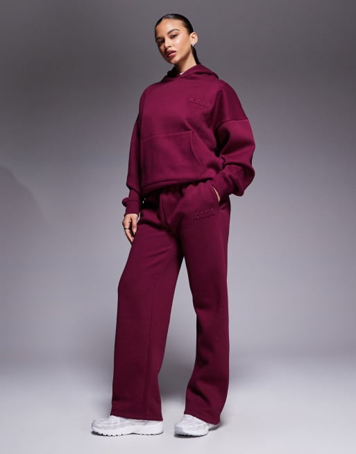 Kaiia – Bordowy zestaw z wytłoczonym logo: bluza oversize z kapturem i joggersy z szerokimi nogawkami, 3 z 3