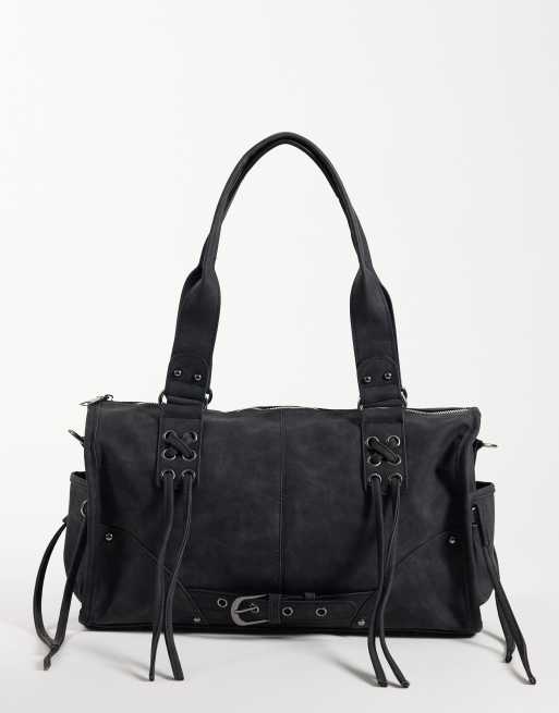 Kaiia borsa a spalla nera in similpelle opaca con frange, fibbia e dettagli con occhielli, 1 di 4