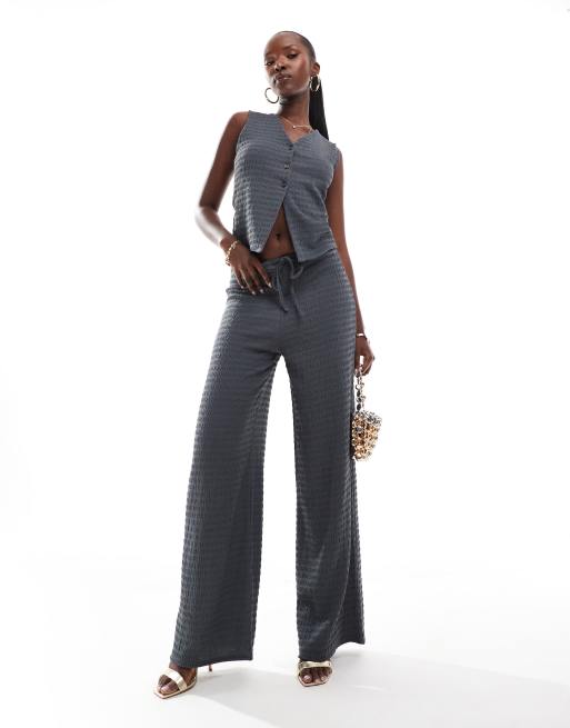 Kaiia - Broek met wijde pijpen en gestrike taille en textuur in grijs, deel van co-ord set