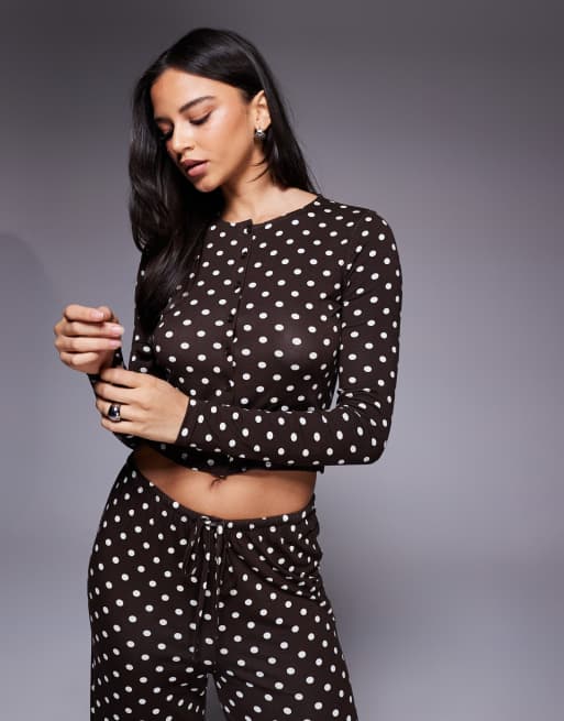 Kaiia – Brun och gräddvit topp i supermjuk jersey med knäppning, långa ärmar och prickigt mönster, del av set, exklusivt hos ASOS