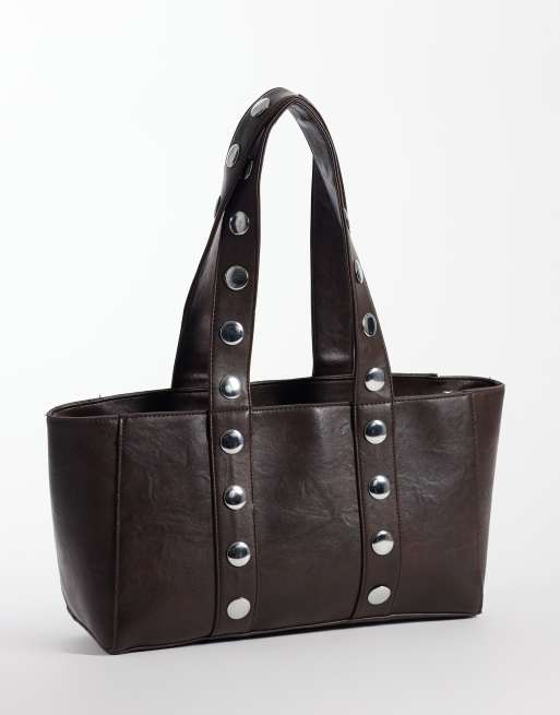 Kaiia cabas en imitation cuir marron avec détails cloutés et finitions argentées, exclusivité, 4 de 4