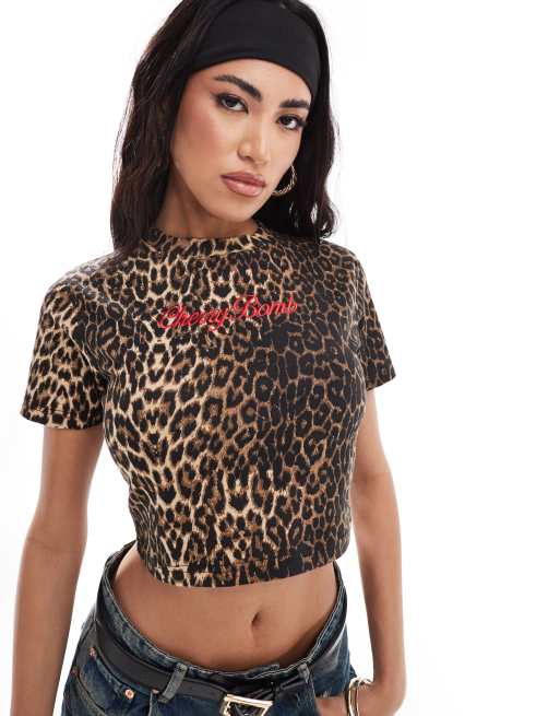 Kaiia - Cherry Bomb - T-shirt mini taglio corto con stampa leopardata e logo