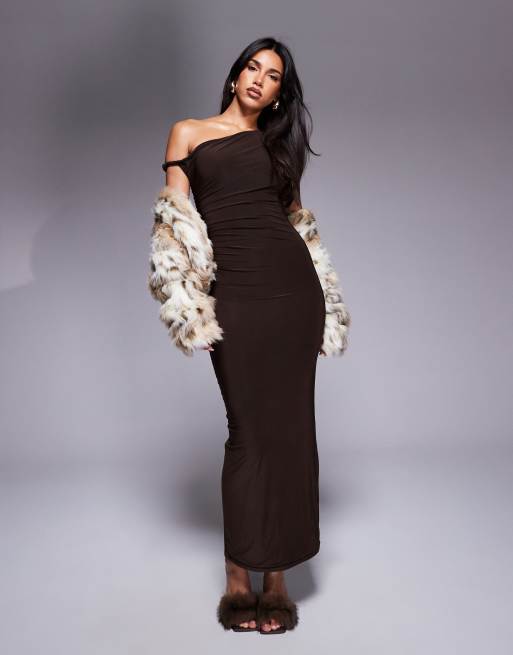 Kaiia - Chokoladebrun tætsiddende offshoulder-maxikjole med snoet strop i bodycon-pasform - Kun hos ASOS 