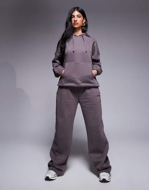 Kaiia - Co-ord set van oversized hoodie en joggingbroek met wijde pijpen en logo in taupe - view 1