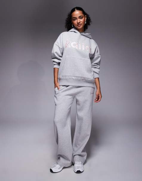 Kaiia - Co-ord set van oversized T-shirt, hoodie en joggingbroek met wijde pijpen en logo-applicatie in lichtgrijs en roze - view 1