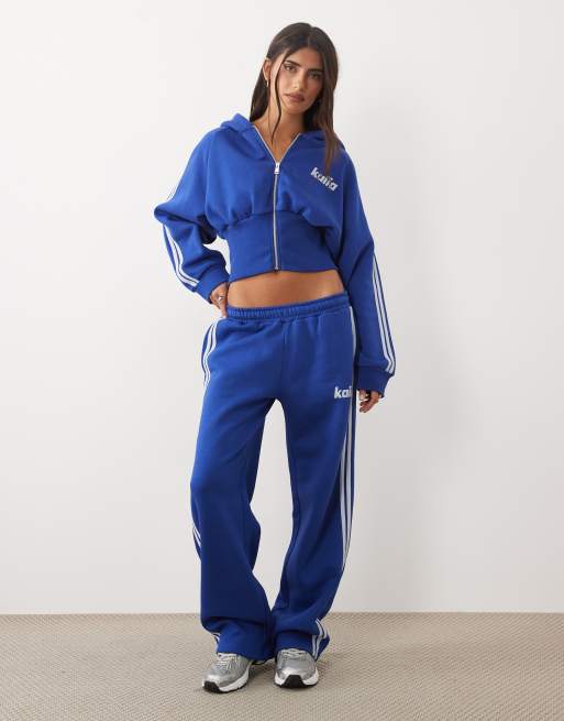 Kaiia - Felpa stretta in vita con maniche pronunciate, cappuccio e zip e joggers in misto cotone blu cobalto e celeste, 3 di 3