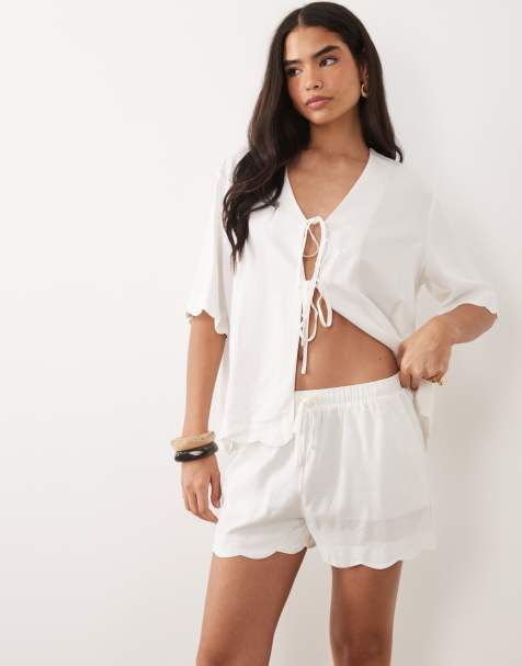 Kaiia - Colección exclusiva - Conjunto blanco de pantalones cortos y top con bordes festoneados y lazada delantera de mezcla de lino - view 1
