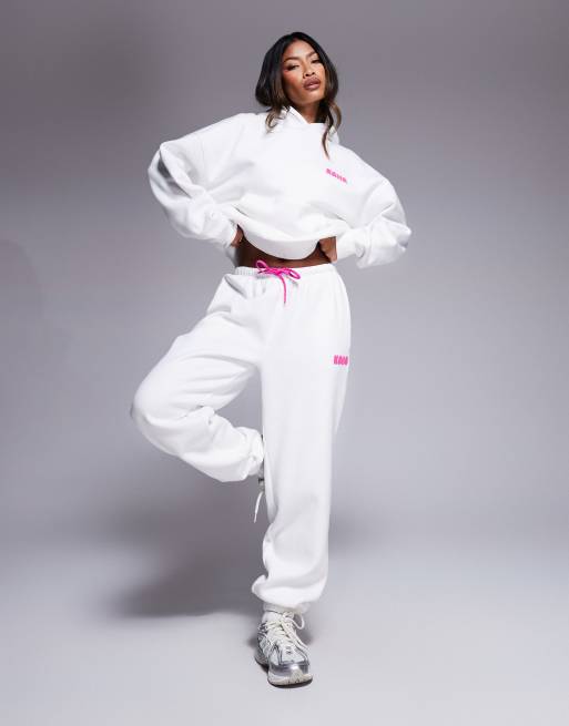 Kaiia - Coordinato bianco e rosa composto da joggers, T-shirt corta e felpa con cappuccio e stampa del logo a onde sulla schiena