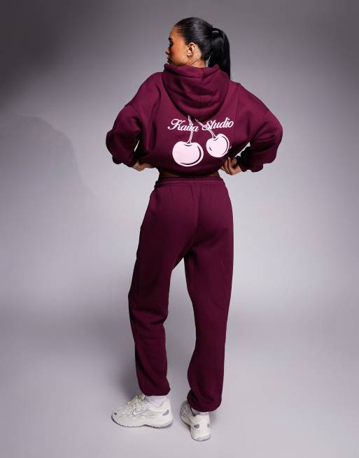 Kaiia - Coordinato bordeaux e rosa con joggers con polsino e felpa oversize con cappuccio e stampa di ciliegie sul retro e zip