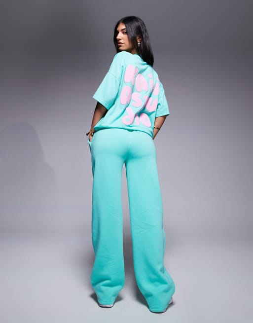 Kaiia - Coordinato color acqua e rosa tenue con t-shirt oversize con logo in rilievo, felpa con cappuccio e joggers